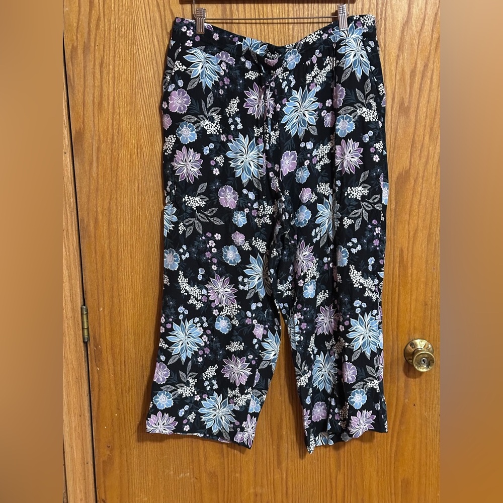 LOFT Black Floral Pull-On Pants with Lavender and Light Blue Blooms Sz lg travel